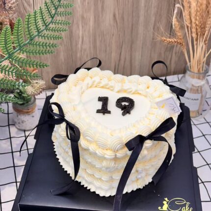 Alternative view of Elegant Heart Shaped Vintage Cake – Classic & Timeless Birthday Cake