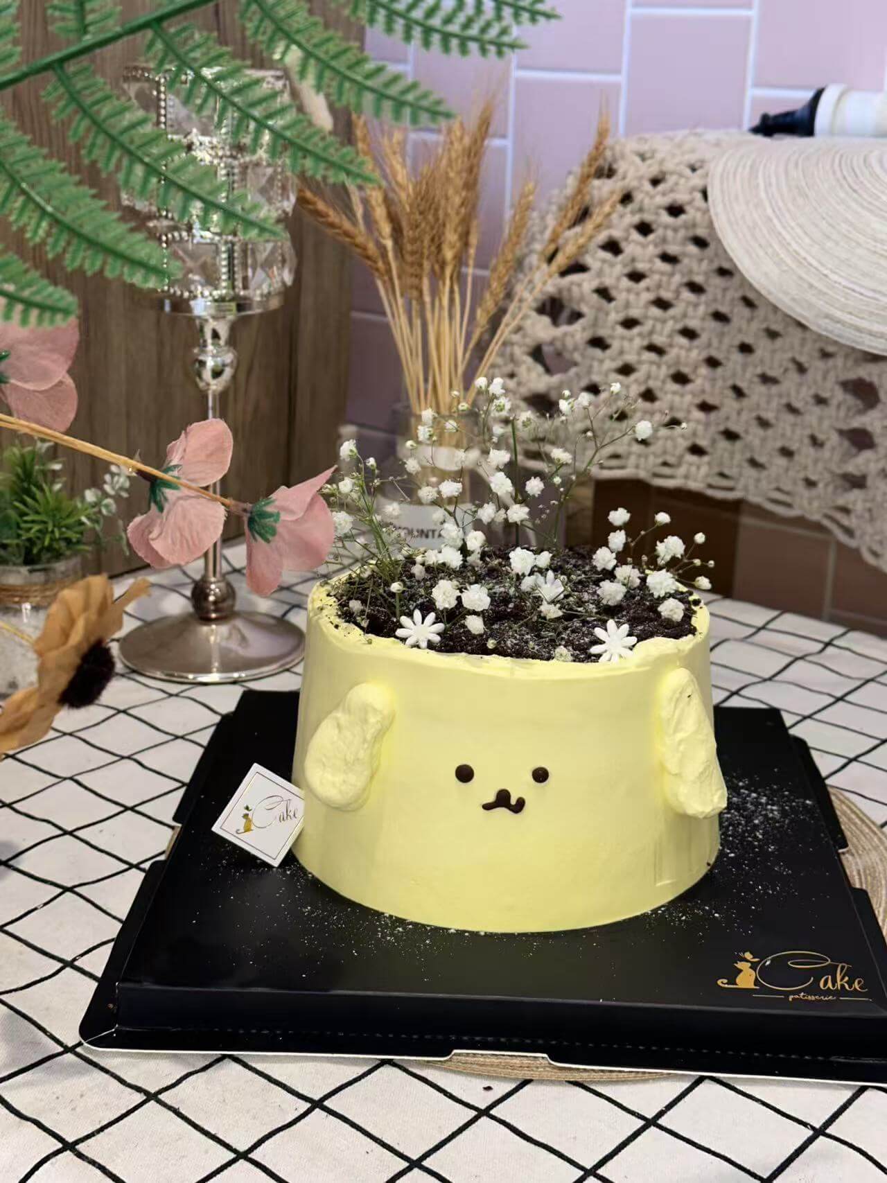 Pompompurin-Inspired Cake – Cute Starry Birthday Cake with Baby’s Breath - Image 2