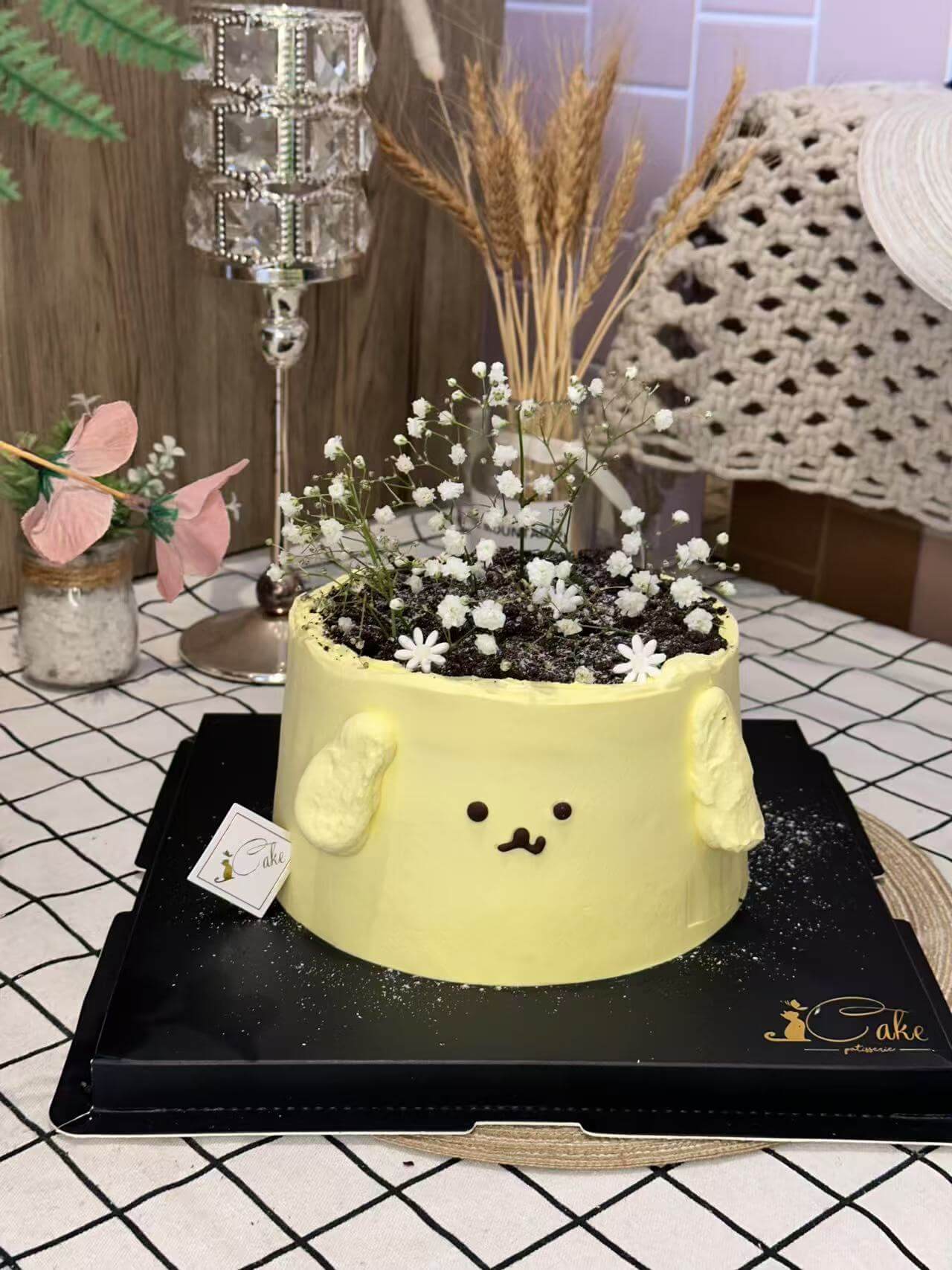 Pompompurin-Inspired Cake – Cute Starry Birthday Cake with Baby’s Breath