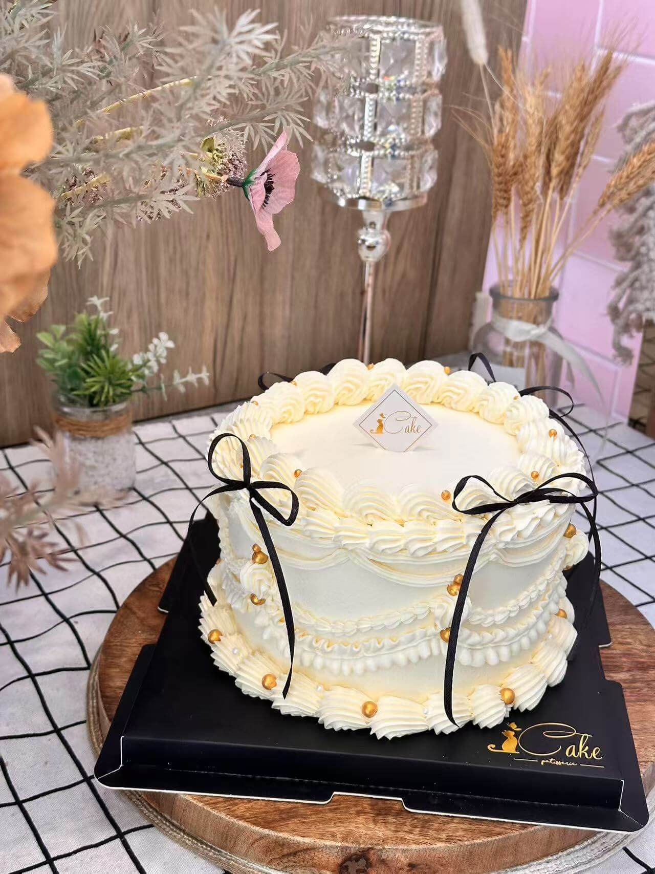 Vintage Bow Pearl Cake – Elegant Retro Birthday Cake with Gold