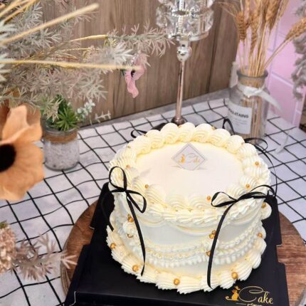 Alternative view of Vintage Bow Pearl Cake – Elegant Retro Birthday Cake with Gold Accents | iCake Melbourne